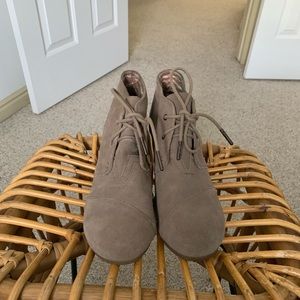 Toms ankle wedge boot